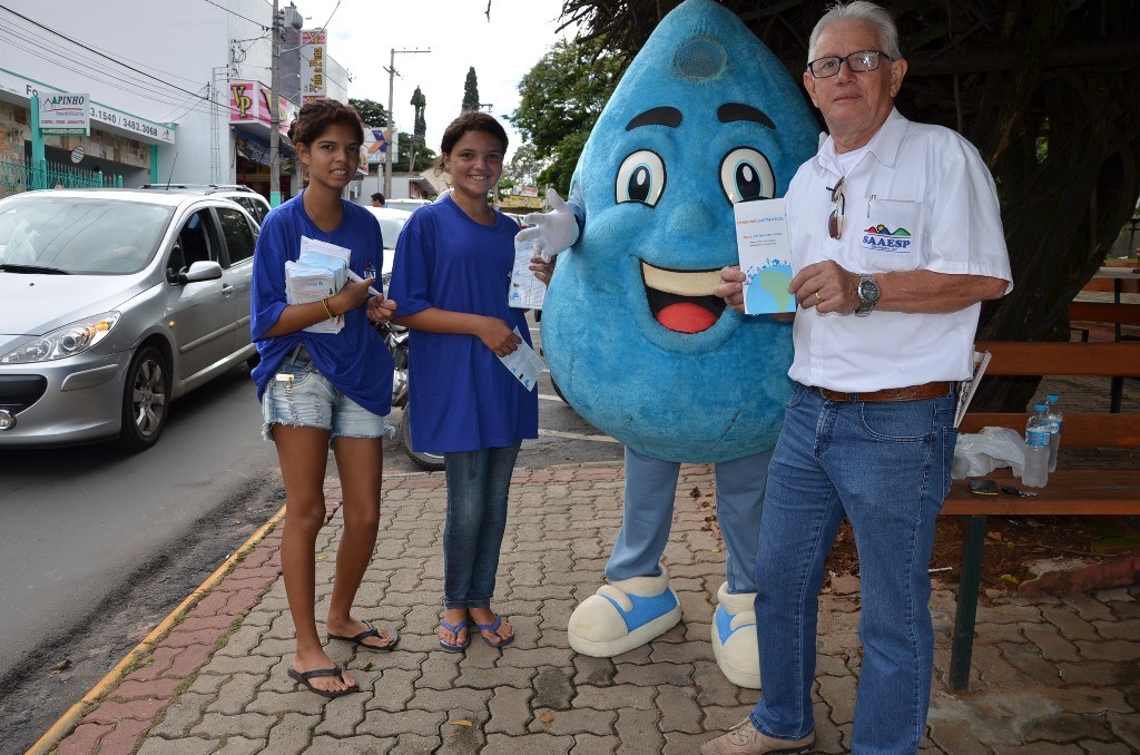 Sérgio Patrício, diretor presidente do Saaesp, esteve com a equipe durante a entrega dos panfletos