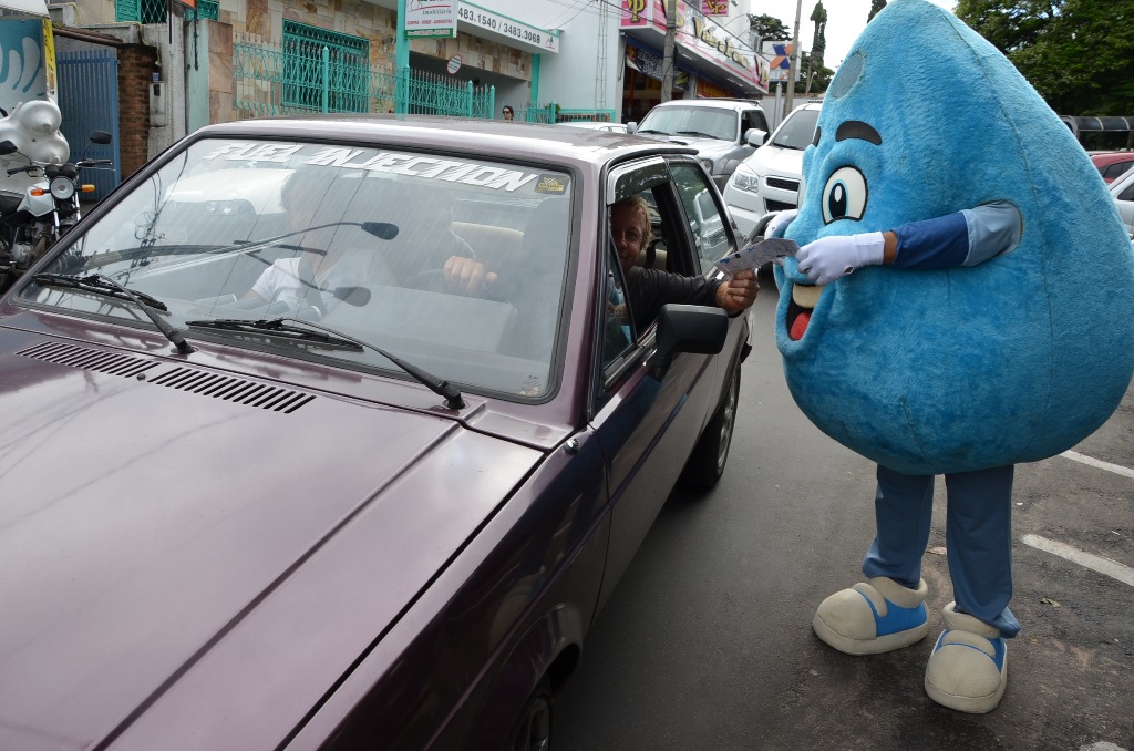 Zé Gotinha entrega panfleto na praça Santa Cruz