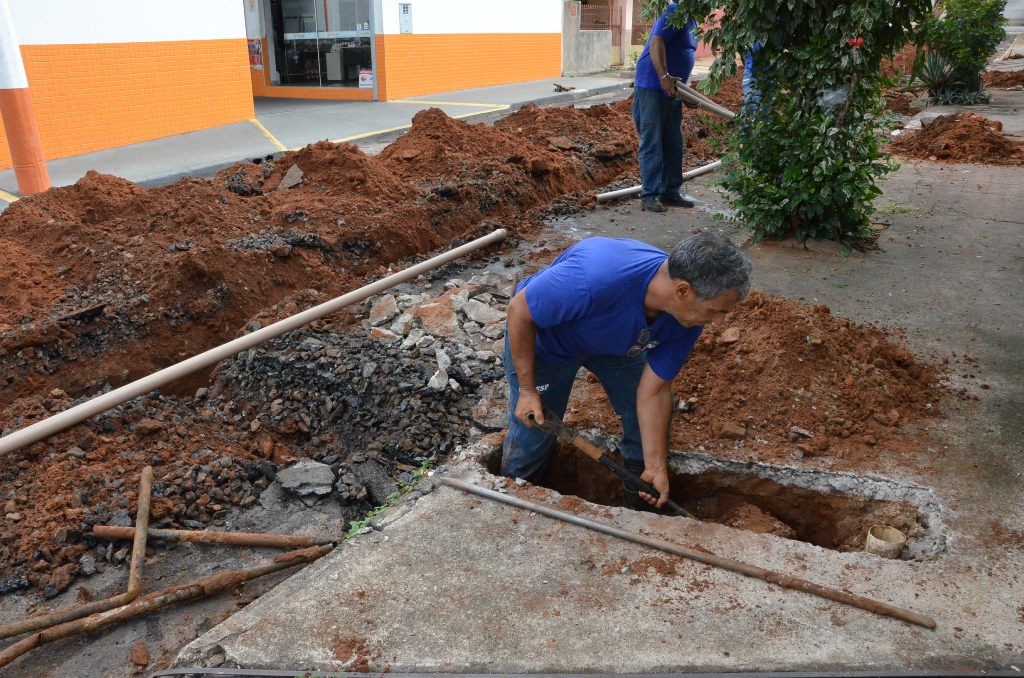 Ligações estão sendo trocadas até a entrada da residência