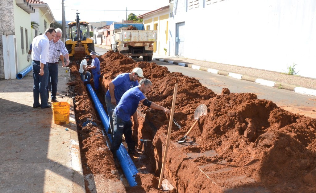 Prefeito e Serginho acompanham a colocação da tubulação da adutora